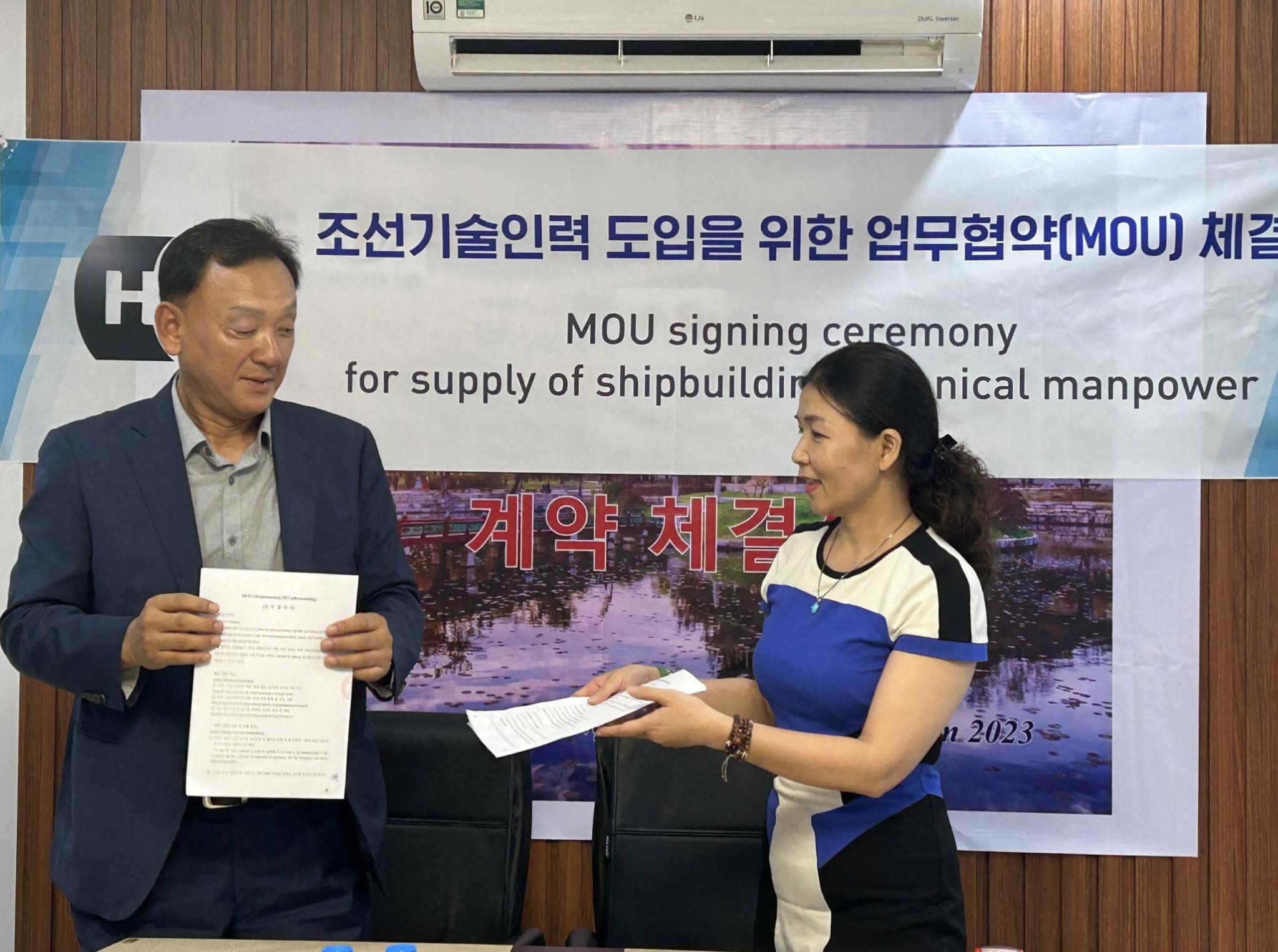 Lễ ký kết MOU cung ứng nhân lực kỹ thuật ngành Sơn - ĐIện - Hàn  đóng tàu giữa công ty Cổ phần Nhân lực Hồng Hà và công ty HNR